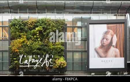 Jardin vertical sur le côté de la Galeries Lafayette shopping mall, Berlin Banque D'Images
