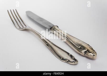 Couteau, fourchette - superbe ensemble de coutellerie d'argent sur fond blanc, copy space Banque D'Images