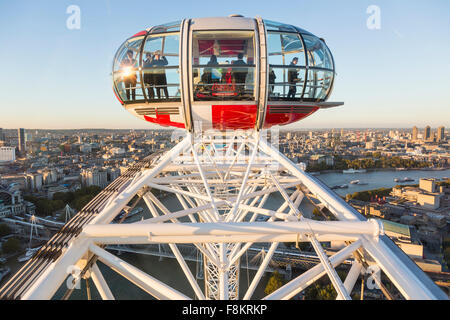 London Eye - vue aérienne de la ville depuis London Eye à Westminster, Londres, Angleterre, Royaume-Uni avec des gens dans une capsule sur le London Eye Banque D'Images