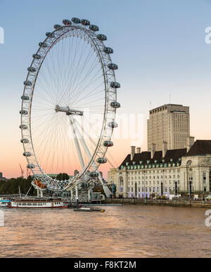 London Eye ou roue du millénaire sur la rive sud de la Tamise à Londres, Angleterre, RU Banque D'Images