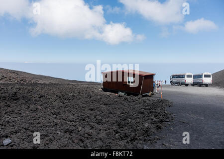 Une maison en bois et les jeeps guide pour les touristes sur le dessus de l'Etna à m. 3000 Banque D'Images