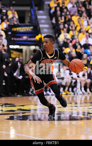 Wichita, Kansas, États-Unis. 09Th Dec, 2015. Rebelles UNLV guard Patrick McCaw (22) s'occupe de la balle pendant le jeu de basket-ball de NCAA entre l'UNLV Runnin' rebelles et le Wichita State Shockers à Charles Koch Arena de Wichita, Kansas. Kendall Shaw/CSM/Alamy Live News Banque D'Images