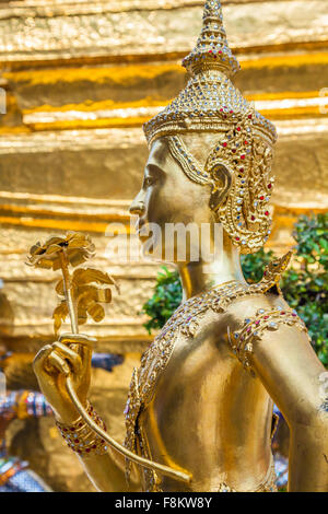 Golden Kinnari statue à Temple de Bouddha d'Emeraude (Wat Phra Kaew) à Grand Palais Royal. Bangkok, Thaïlande Banque D'Images