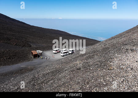 D'un paysage de la cratère principal sur le dessus de l'Etna, une maison en bois et les jeeps guide pour les touristes dans l'arrière-plan. Banque D'Images