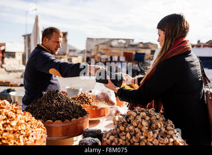 Young woman buying fruits secs, Uçhisar, Cappadoce, Turquie, Turquie Banque D'Images