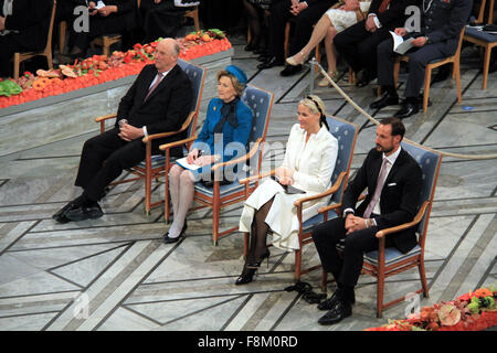 Oslo, Norvège. Dec 10, 2015. Le roi Harald V de Norvège, la reine Sonja, La Princesse héritière Mette-Marit et le Prince héritier Haakon (G à D) assister à la cérémonie de remise des Prix Nobel de la Paix à Oslo, Norvège, 10 décembre 2015. Dirigeants des quatre principales organisations dans le Dialogue National Tunisien Quartet a reçu le Prix Nobel de la Paix 2015 jeudi à une cérémonie à Oslo. Source : Xinhua/Alamy Live News Banque D'Images