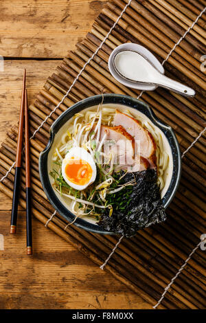 Nouilles Udon avec porc bouilli, germe de blé et d'oeufs sur fond de bois Banque D'Images