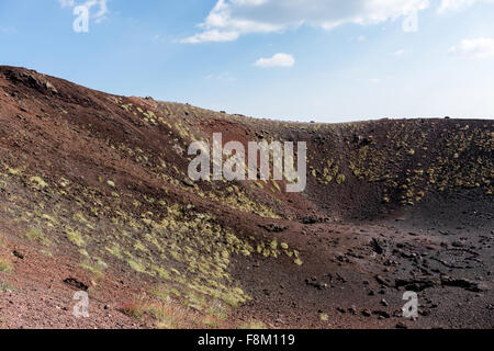 Cratère rouge sur le mont Etna, Italie. Banque D'Images