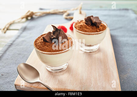 Panna cotta au chocolat blanc sur une planche, des couleurs vives Banque D'Images