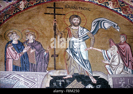 Résurrection ou résurrection de la mort du Christ. C une 11e ou 11e siècle Mosaïque byzantine dans l'Eglise et monastère d'Hosios Loukas ou Hossios Loukas. Distomo Béotie en Grèce. La descente du Christ dans l'Hadès et la résurrection. Le Christ est représenté tenant la main d'Adam. Banque D'Images