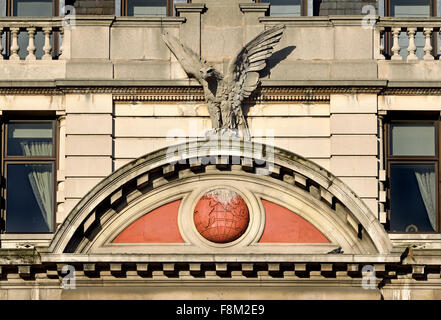 Londres, Angleterre, Royaume-Uni. 15 Trinity Square, Tower Hill. Aigle sur la façade de l'aigle et la reine des paquebots de ligne Banque D'Images