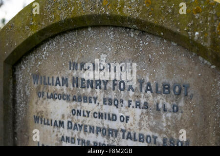 La tombe du pionnier photographique Fox Talbot à Lacock A. Joli village de Wiltshire Angleterre Royaume-Uni Banque D'Images