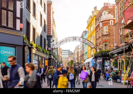 Londres, Carnaby street à très occupé plein de mystères. Banque D'Images