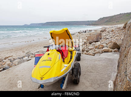 La Royal National Lifeboat Institution Jet Ski sur véhicule de sauvetage Sennen Cove beach Cornwall England United Kingdom Banque D'Images
