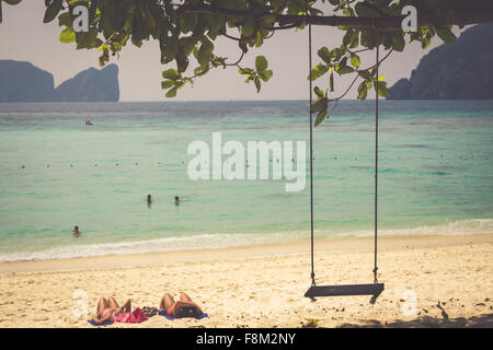 Swing pendre du cocotier sur beach, Phi Phi Island, Thaïlande Banque D'Images