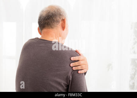 Man de la souffrance dans la douleur de l'épaule Banque D'Images