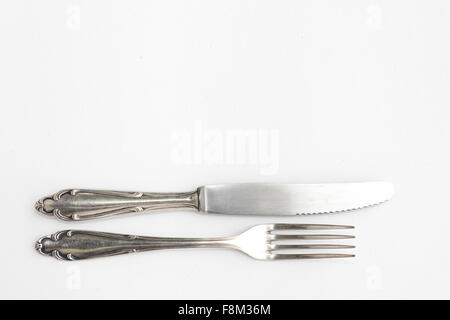 Couteau, fourchette - superbe ensemble de coutellerie d'argent sur fond blanc, copy space Banque D'Images