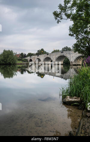 Matin Chertsey paysage Pont sur la Tamise à Londres Banque D'Images