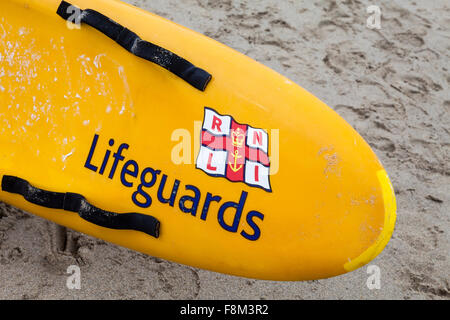 La Royal National Lifeboat Institution RNLI sauveteur sauvetage surf board sur Sennen Cove beach Cornwall England United Kingdom Banque D'Images