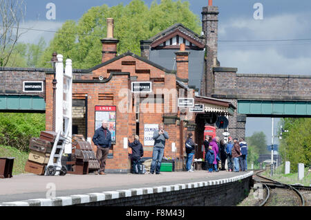 Personnes en attente d'un train sur la plate-forme, Quorn et Woodhouse, Great Central Railway, Loughborough, Leicestershire, Banque D'Images