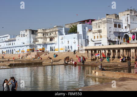 PUSHKAR, INDE - NOV 29 : vue sur lac Pushkar à travers les bâtiments. C'est un lac sacré des Hindous.Image prise le 29 novembre 2 Banque D'Images