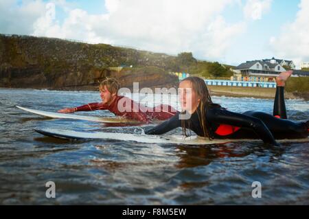 Deux planches de canotage sur surfers Banque D'Images