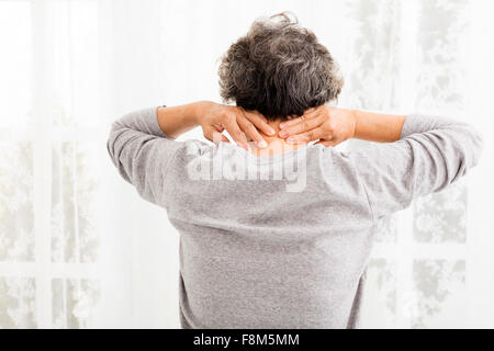 Senior woman with neck pain Banque D'Images