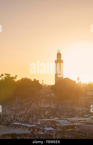 Place Djemaa el Fna et la Koutoubia au crépuscule, Marrakech, Maroc Banque D'Images