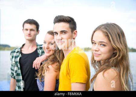 Portrait de groupe d'amis, outdoors, smiling Banque D'Images