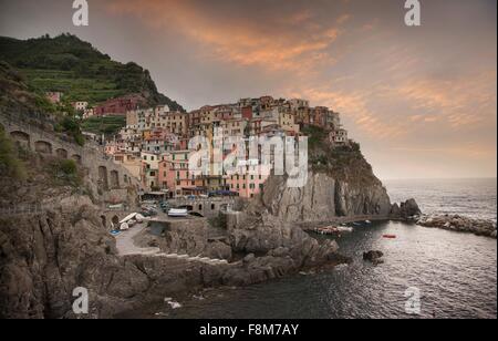 Village de Manarola et Méditerranée, Cinque Terre, Italie Banque D'Images