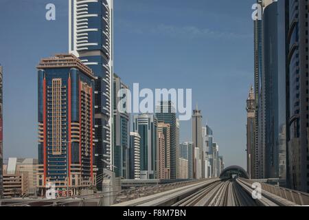 Sur les toits de la ville et de Dubai Metro rail track, le centre-ville de Dubaï, aux Émirats Arabes Unis Banque D'Images