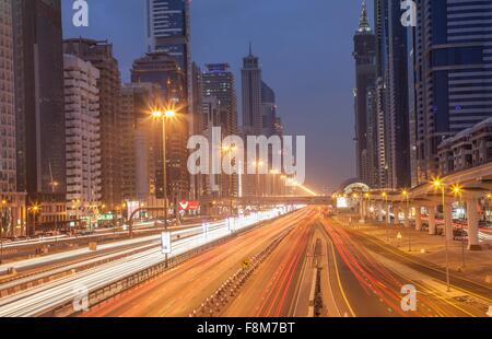 L'autoroute de la ville et de la gare de métro de Dubaï, la nuit, le centre-ville de Dubaï, aux Émirats Arabes Unis Banque D'Images