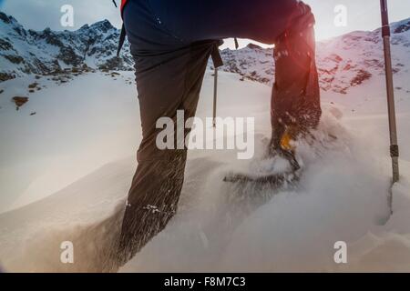 Climber wearing snow randonnée à raquettes dans la neige profonde, Monte Rosa, Piémont, Italie Banque D'Images