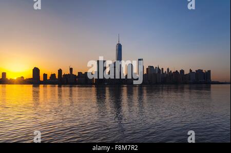 Compte tenu de la silhouette du quartier financier de Manhattan skyline at sunset, New York, USA Banque D'Images