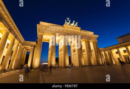 Porte de Brandebourg illuminée la nuit, Berlin, Allemagne Banque D'Images