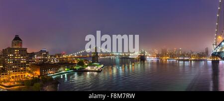 Vue panoramique sur les ponts de Brooklyn et de Manhattan de nuit, New York, USA Banque D'Images