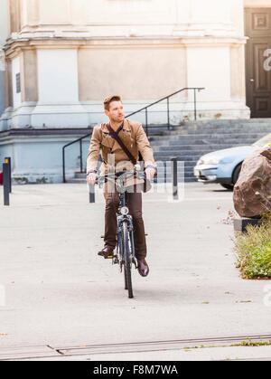 Businessman vélo à Varsovie, Pologne Banque D'Images