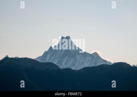 Crête de montagne enneigés des montagnes sombres contre, Népal Banque D'Images