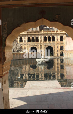 Jaipur, Inde, le 30 novembre 2012 : Galta Temple (ou le temple des singes).Galtaji est un ancien lieu de pèlerinage hindou dans la ville o Banque D'Images