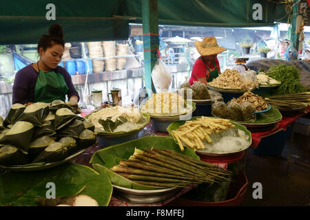 Parfaitement préparé et affiché légumes dans un marché couvert alimentaire thaïlandais à Bangkok Banque D'Images