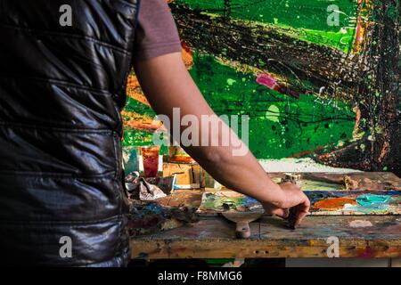 Mid adult man, peinture, mid section, vue arrière Banque D'Images