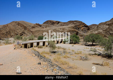 Col Kuiseb pont sur lit de rivière à sec sur la route C14 au nord de la Namibie, de Solitaire Banque D'Images