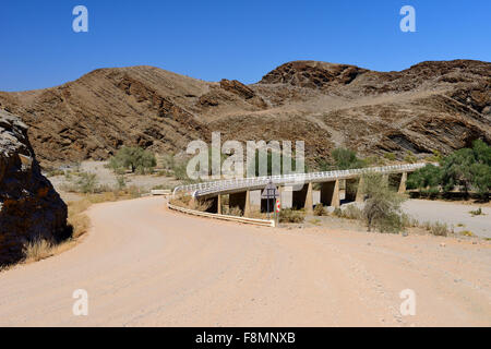 Col Kuiseb pont sur lit de rivière à sec sur la route C14 au nord de la Namibie, de Solitaire Banque D'Images