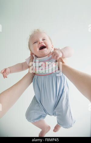 Mother holding baby fille dans l'air Banque D'Images