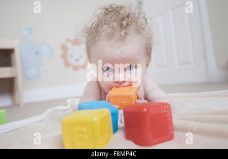 Bébé fille jouant avec des blocs de couleur Banque D'Images