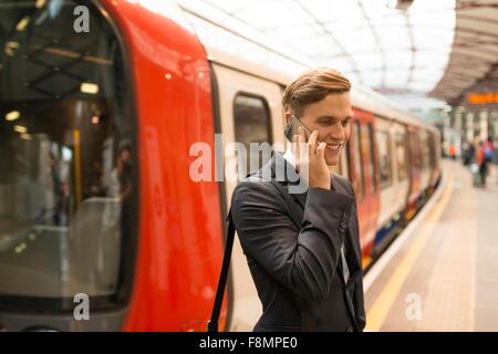 Portrait sur la plate-forme de téléphone, station de métro, London, UK Banque D'Images