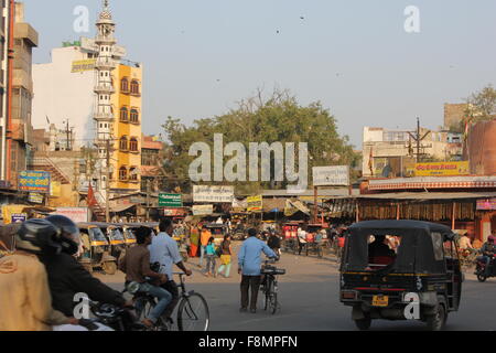 JAIPUIR, INDE - 30 NOV : vie quotidienne à Jaipur, avec son trafic et les gens qui marchent le long de la rue le 30 novembre 2012 Banque D'Images