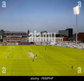 Le Lancashire County Cricket Club, Manchester. Un match en cours en nocturne à Lancashire County Cricket Club. Banque D'Images