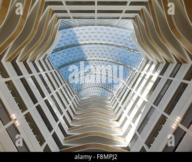 Un ange Square, la coopérative AC Manchester. La vue vers le haut à l'intérieur de l'atrium au restaurant primé Siège social durable de la coopérative à un groupe Angel Square, Manchester Banque D'Images