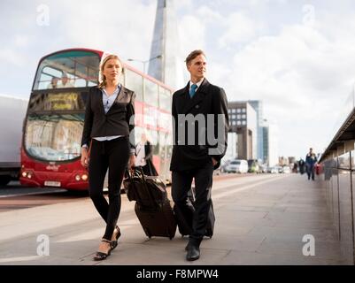 Businessman and businesswoman en voyage d'affaires, Londres, UK Banque D'Images